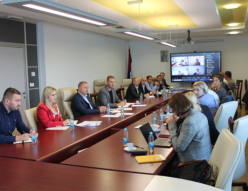 БАЊАЛУКА, 8. ОКТОБРА /СРНА/ - У Бањалуци је данас одржан састанак са представницима Свјетске банке на којем су усаглашавани детаљи за расписивање тендера за реконструкцију дионице Фоча-Шћепан Поље, за шта је намијењено 39,4 милиона евра из зајма ове међународне финансијске установе, саопштено је "Путева Републике Српске".