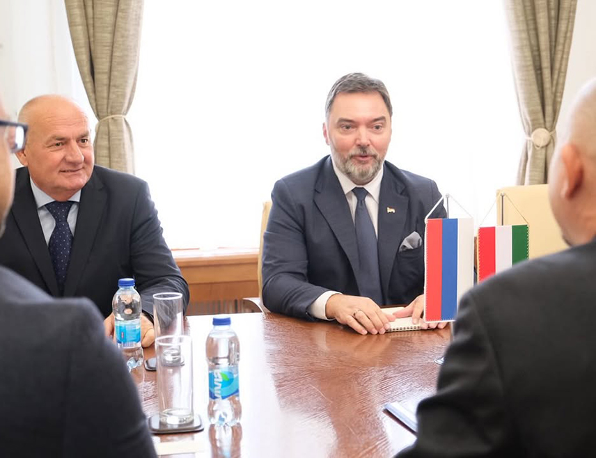 САРАЈЕВО, 8. ОКТОБРА /СРНА/ - Замјеник предсједавајуће Савјета министара Сташа Кошарац и мађарски амбасадор у БиХ Кристијан Поша разговарали су данас о даљем јачању веза Републике Српске и Мађарске и о предстојећем Самиту трговине у Бањалуци на којем ће учествовати представници Министарства спољних послова и трговине Мађарске.