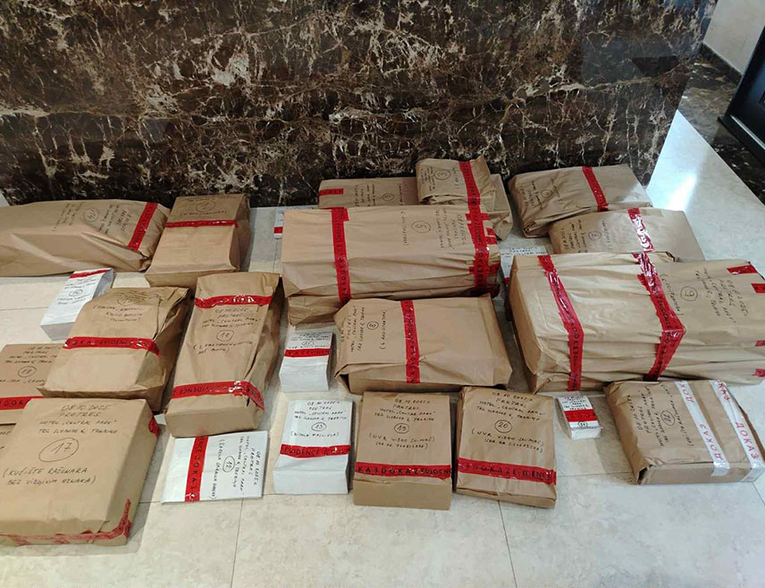 БАЊАЛУКА, 8. ОКТОБРА /СРНА/ - Више лица саслушано је у Требињу, гдје су у току и претреси на неколико локација ради прикупљања доказа и одузимања документације због злоупотребе положаја одговорног лица и утаје пореза и доприноса.