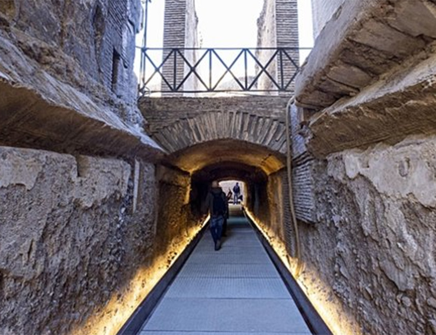 РИМ, 8. ОКТОБРА /СРНА/ - Некада тајни пролаз у Колосеуму, назван по застрашујућем древном римском цару Комоду, који се појављује у холивудском блокбастеру "Гладијатор", први пут је отворен за јавност.