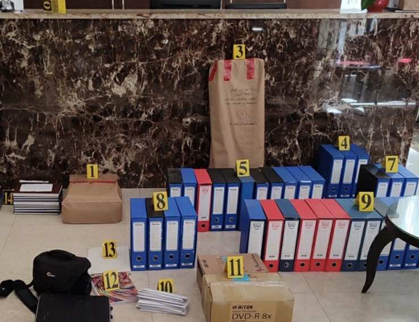 ТРЕБИЊЕ, 8. ОКТОБРА /СРНА/ - На девет локација на подручју Требиња и Билеће данас су извршени претреси пословних објеката у власништву правних лица, као и стамбених објеката и аутомобила у власништву физичких лица и изузета је одређена документација, саопштило је требињско Окружно јавно тужилаштво.