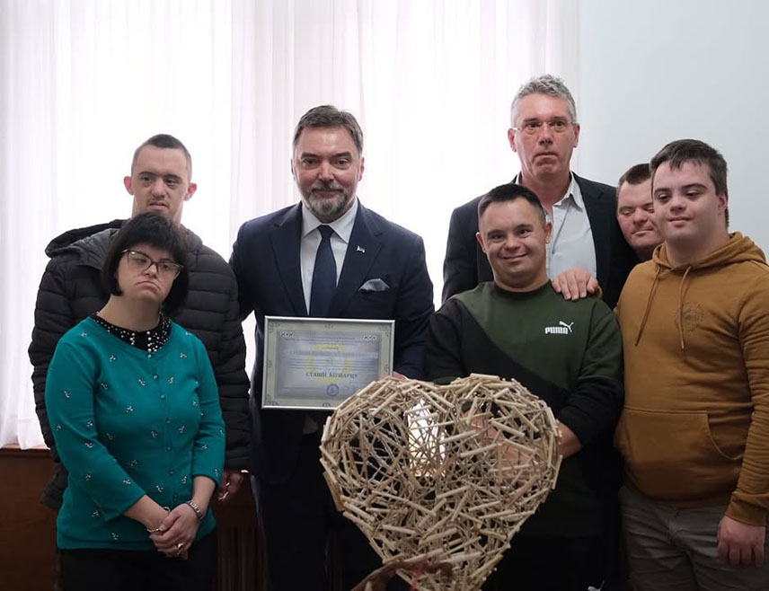 САРАЈЕВО, 8. ОКТОБРА /СРНА/ - Замјеник предсједавајуће Савјета министара Сташа Кошарац захвалио је својим другарима из Даун синдром центра из Бањалуке за захвалницу и најљепшем поклону који је добио од њих, ручно израђеном срцу са дивном посветом.