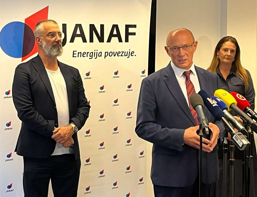 ЗАГРЕБ, 8. ОКТОБРА /СРНА/ - Мађарска компанија МОЛ саопштила је да је разговор са представницима ЈАНАФ-а у Загребу о транспорту нафте за рафинерије у Мађарској био конструктиван, али да и даље заступа став да су потребна два конкурентна нафтодова да би сировина била доступна у случају било каквог поремећаја у систему.