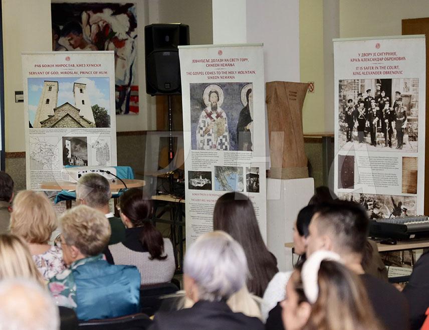 ПАЛЕ, 8. ОКТОБРА/СРНА/ - На Економском факултету Пале вечерас је отворена изложба најбоље израђеног факсимила најстарије српске ћириличке књиге Мирослављевог јеванђеља, а сви заинтересовани моћи ће да је погледају до суботе, 11. октобра.