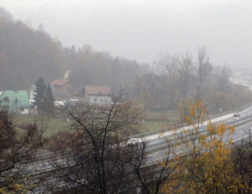 БАЊАЛУКА, 9. ОКТОБРА /СРНА/ - На већини путева у Републици Српској и Федерацији БиХ јутрос се саобраћа по сувим и мјестимично влажним коловозима, а у котлинама и дуж ријечних токова мјестимично има магле, саопштено је из Ауто-мото савеза Републике Српске.