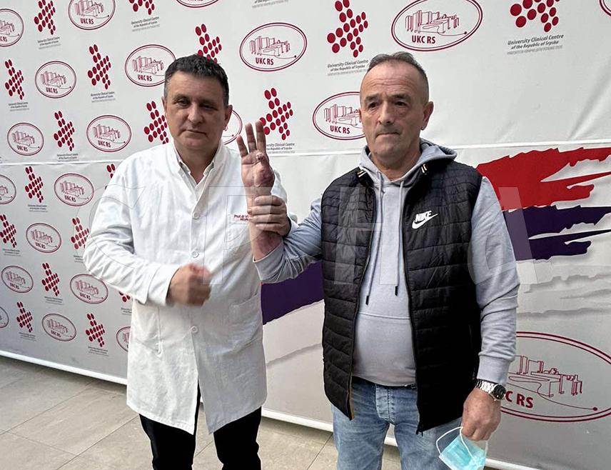 БАЊАЛУКА, 9. ОКТОБРА /СРНА/ - У Универзитетском клиничком центру /УКЦ/ Републике Српске изведена је трансплантација прста стопала на шаку - један од најсложенијих микрохируршких захвата, након којег је пацијенту готово у потпуности враћена функција шаке.