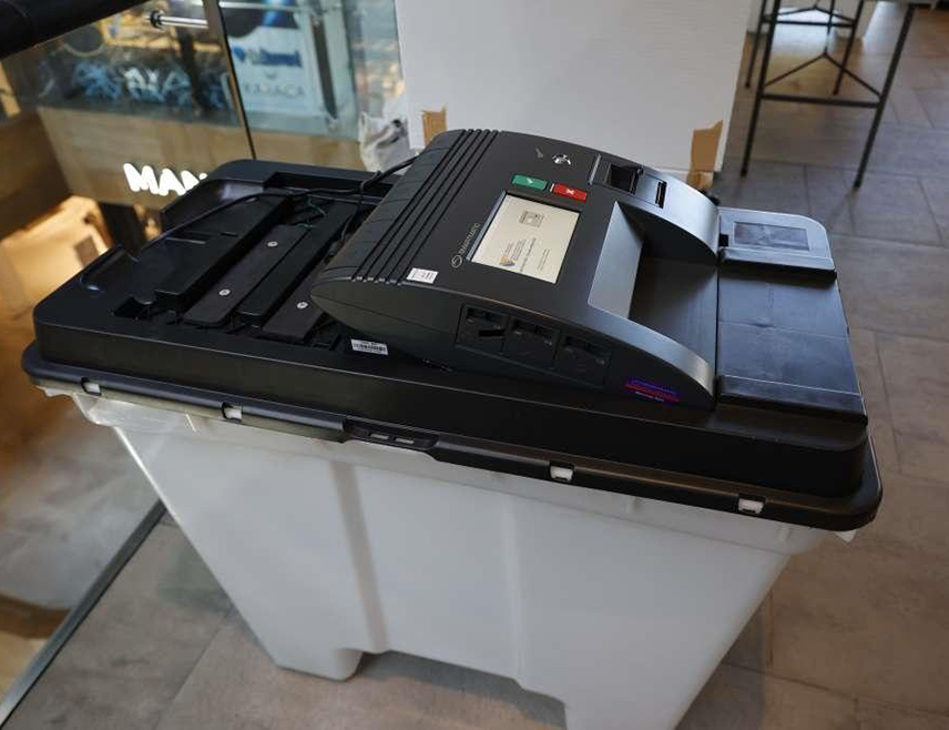 САРАЈЕВО, 9. ОКТОБРА /СРНА/ - Централна изборна комисија /ЦИК/ БиХ донијела је данас одлуку о набавци система за биометријску идентификацију бирача и за скенирање гласачких листића на бирачким мјестима, чија је вриједност око 88 милиона КМ са ПДВ-ом.