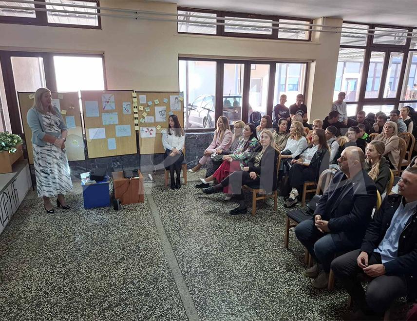 ВИШЕГРАД, 9. ОКТОБРА /СРНА/ – Дан Средњошколског центра "Иво Андрић" у Вишеграду обиљежен је данас полагањем цвијећа на споменике Андрићу, пригодним програмом који су припремили ученици и професори ове школе и спортским активностима.