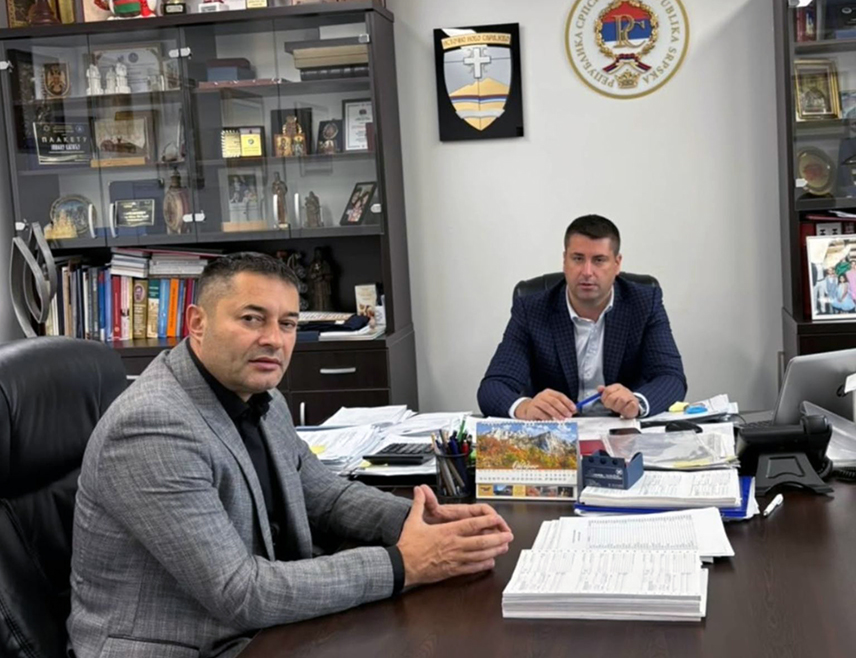 ИСТОЧНО НОВО САРАЈЕВО, 9. ОКТОБРА /СРНА/ - Директор "Електродистрибуције" Пале Ацо Станишић разговарао је данас са начелником општине Источно Ново Сарајево Јованом Катићем о развојним плановима ове локалне заједнице, те потребним инвестицијама у електро-енергетску мрежу како би правовремено било ријешено питање напајања новоизграђених објеката електричном енергијом.