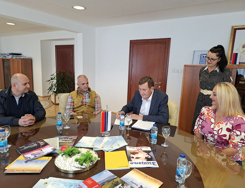 БАЊАЛУКА, 9. ОКТОБРА /СРНА/ - Министар привреде и предузетништва Републике Српске Војин Митровић потписао је данас у Бањалуци са представницима привредних субјеката 
прве уговоре и рјешења о додјели подстицаја за побољшање конкурентности малих и средњих предузећа.