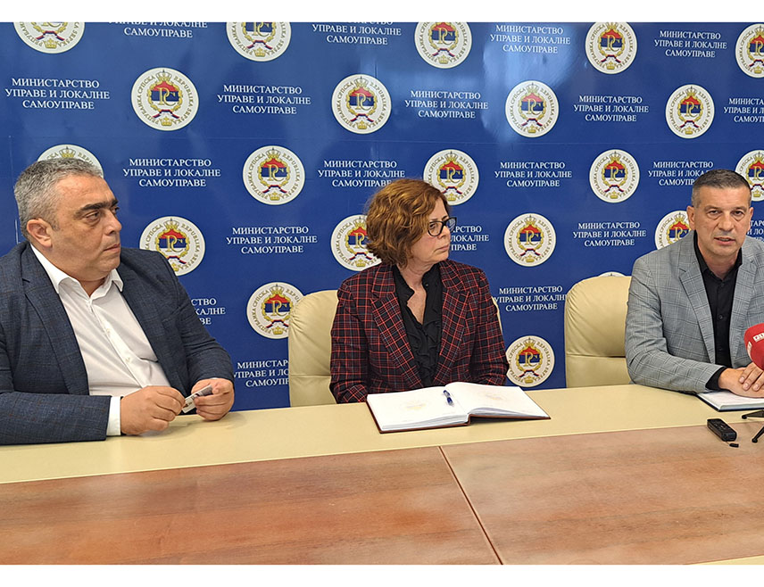 БАЊАЛУКА, 9. ОКТОБРА /СРНА/ - Представници Владе Републике Српске и синдиката управе Српске и локалне самоуправе, управе и јавних служби договорили су данас да од понедјељка, 13. октобра, почну консултације с циљем израде посебног колективног уговора за све запослене.