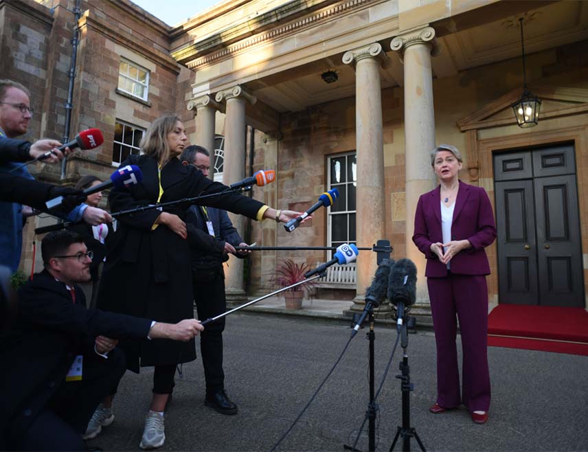 БЕЛФАСТ, 9. ОКТОБРА /СРНА/ - Самит западног Балкана који организује Влада Велике Британије почео је у замку Хилсборо код Белфаста, а главне теме су очување безбједности и стабилности у региону и борба против организованог криминала у вези са мигрантима.