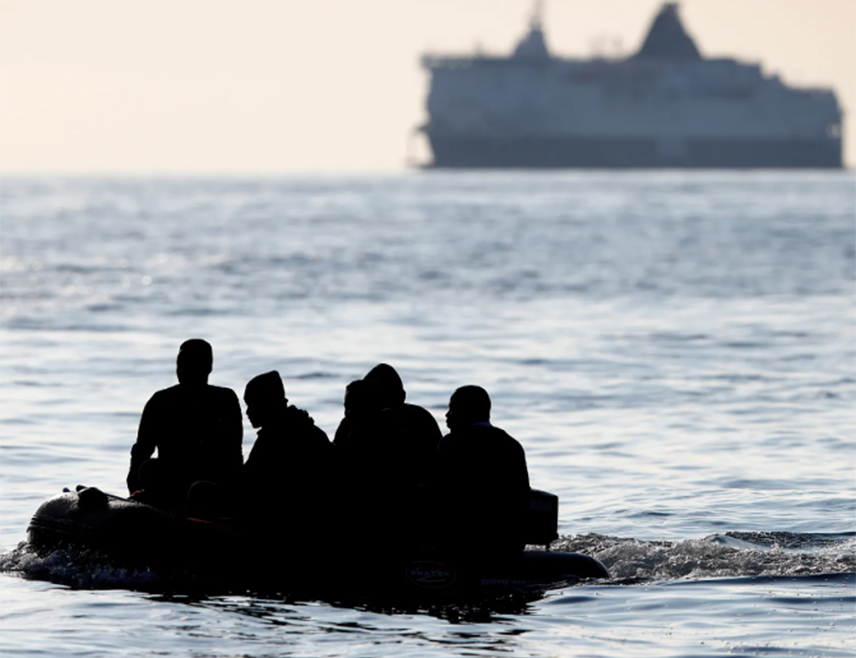 ЛОНДОН, 9. ОКТОБРА /СРНА/ - Више од 1.000 миграната прешло је Ламанш у једном дану и стигло у Британију, пише "Дејли мејл".