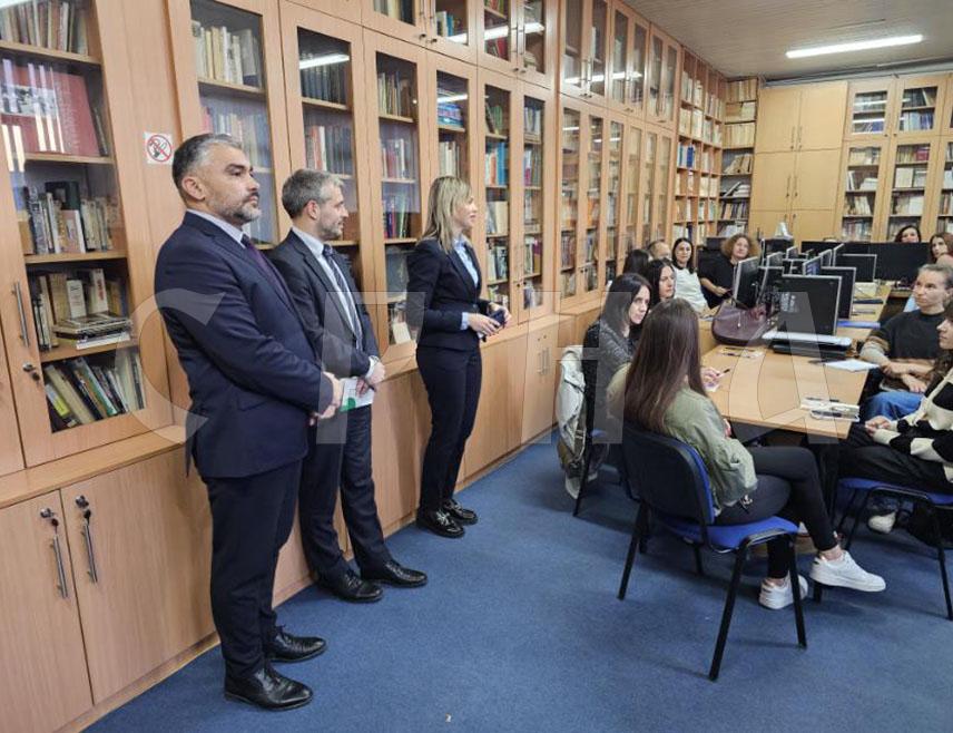 ИСТОЧНО САРАЈЕВО, 9. ОКТОБРА /СРНА/ - Декан Филозофског факултета Универзитета у Источном Сарајеву Владан Бартула, директор Матичне библиотеке Наташа Кулашинац и замјеник амбасадора Грчке у БиХ Јоргос Кољас озваничили су почетак бесплатног курса грчког језика који се реализује у сарадњи са Центром за хеленске студије.