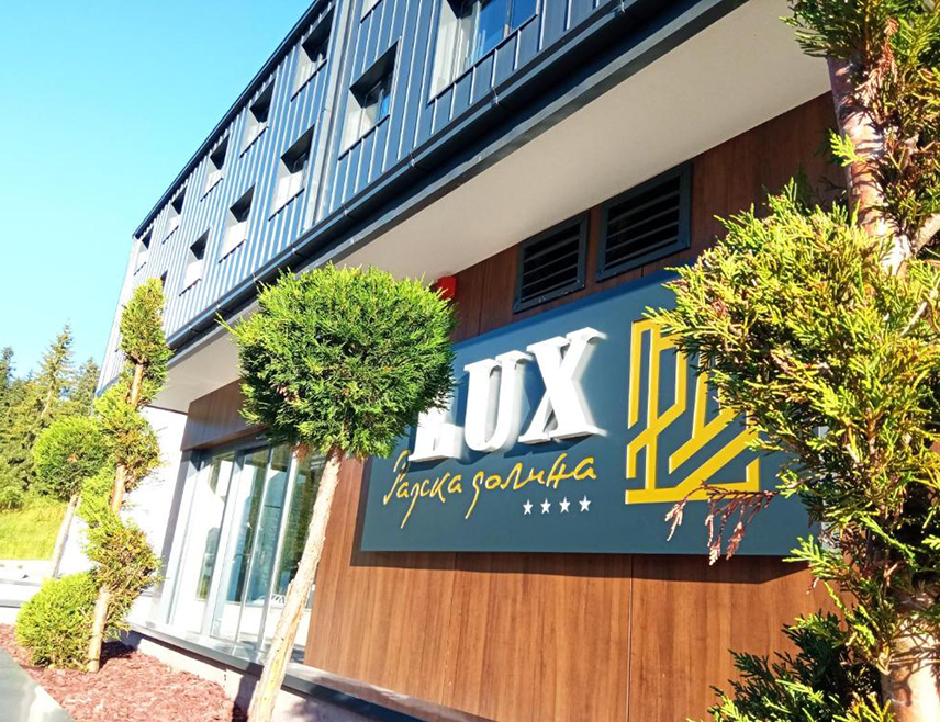 БАЊАЛУКА, 10. ОКТОБРА /СРНА/ - Угоститељски сервис Владе Републике Српске од самог оснивања потврђује стратешку опредјељеност за унапређење националних ресурса кроз улагања која обезбјеђују дугорочни просперитет и економску оправданост, те је у складу с тим у предстојећем периоду планиран туристички развој Козаре, изјавио је директор овог сервиса Зоран Чавић.