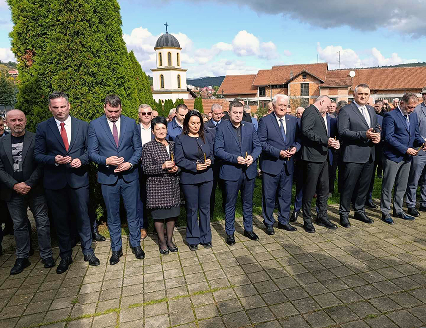 МРКОЊИЋ ГРАД, 10. ОКТОБРА /СРНА/ - Породицама Срба убијених током агресије Хрватске војске и такозване Армије БиХ на западнокрајишке општине 1995. године тежак је сваки дан, јер ни након 30 година нико није одговарао за злочине почињене над њиховим најмилијим, рекла је Љиља Перић, која је изгубила три члана уже породице, чија су тијела пронађена у масовној гробници у Мркоњић Граду.