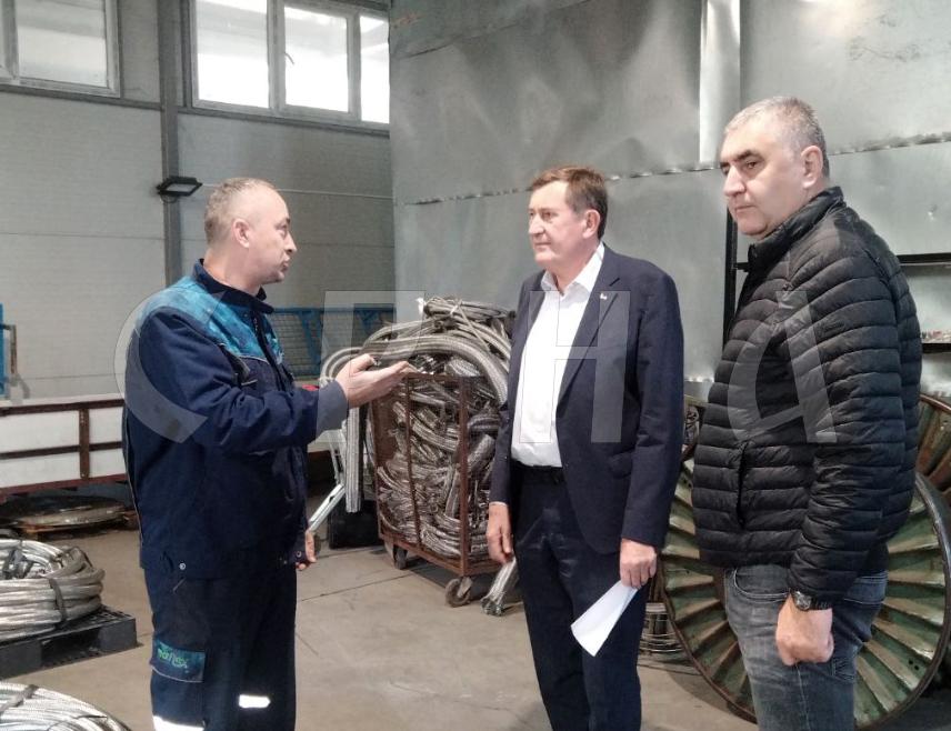 БИЈЕЉИНА, 10. ОКТОБРА /СРНА/ - Министар привреде и предузетништва Републике Српске Војин Митровић посјетио је данас у Бијељини успјешну фирму металске индустрије "Мафлекс" која је у протекле четири године користила 200.000 КМ подстицаја Владе и најавио даљу подршку ресорног министарства за пословање привредника у Српској.