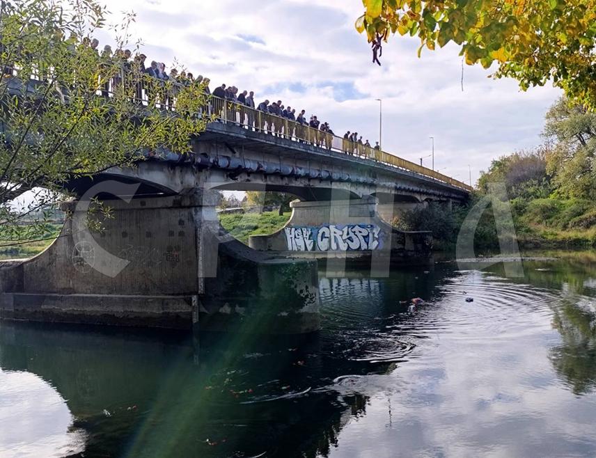 ПРИЈЕДОР, 10. ОКТОБРА /СРНА/ - Симболичним спуштањем цвијећа у ријеку Сану у Приједору данас је обиљежено 30 година од егзодуса Срба из Санског Моста гдје их је до рата живјело 27.000.