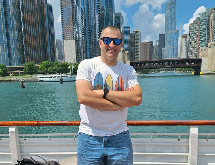 ИСТОЧНО САРАЈЕВО, 10. ОКТОБРА /СРНА/ - Небојша Мичић из Источног Сарајева и ове године организовао је хуманитарну акцију прикупљања новца за куповину 200 пари зимске обуће за основце којима је то најпотребније, а одазвали су се хуманисти из овог града, али и Аустрије, САД и Аустралије.