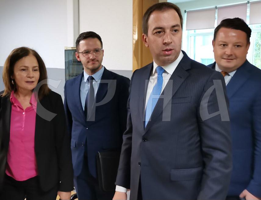 ТЕСЛИЋ, 10. ОКТОБРА /СРНА/ - Министар правде Републике Српске Горан Селак изјавио је да је задовољан радом Основног суда у Теслићу у којем је за девет мјесеци ријешено 76 одсто предмета.