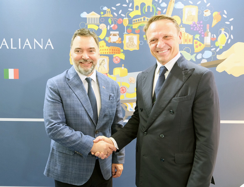 СРАЈЕВО, 10. ОКТОБРА /СРНА/ - Замјеник предсједвајуће Савјета министара Сташа Кошарац разговарао је данас у Барију са министром пољопривреде Италије Франческом Лолобриђидом о сарадњи и даљим правцима дјеловања.