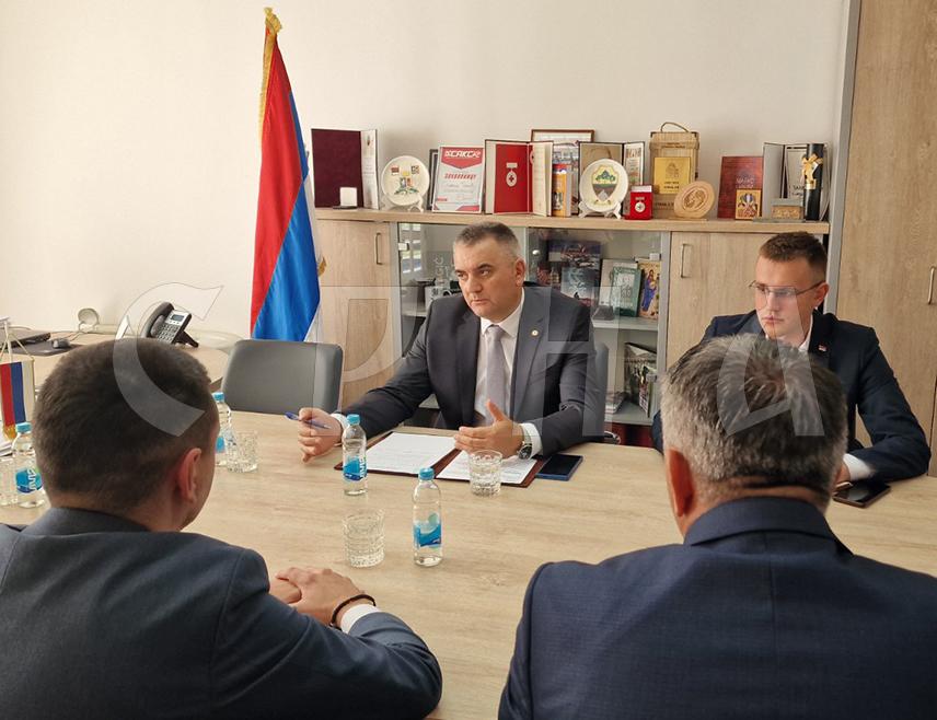 ПЕЛАГИЋЕВО, 10. ОКТОБРА /СРНА/ - Премијер Републике Српске Саво Минић изјавио је да ће Влада помоћи општини Пелагићево у пројектима завршетка изградње дјечијег вртића, те изградње реплике куће Васе Пелагића и улице у урбаном дијелу општине.