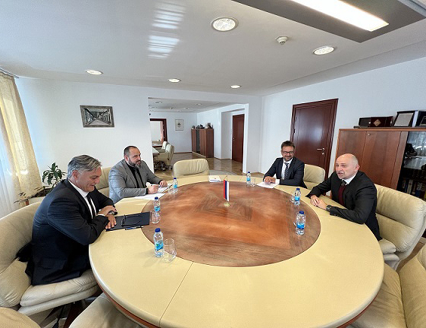 БАЊАЛУКА, 10. ОКТОБРА /СРНА/ - Министар за научнотехнолошки развој и високо образовање Републике Српске Синиша Каран и мађарски амбасадор у БиХ Кристијан Поша разговарали су данас у Бањалуци о јачању веза Српске и Мађарске, посебно у области науке, технологије и високог образовања.