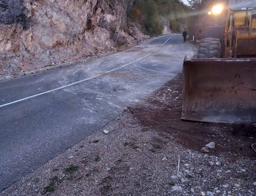 БАЊАЛУКА, 10. ОКТОБРА /СРНА/ - На седмом километру регионалног пута од Кнежева према Угру отклоњен је одрон који се појавио усљед клизишта, речено је Срни у "Путевима Републике Српске".