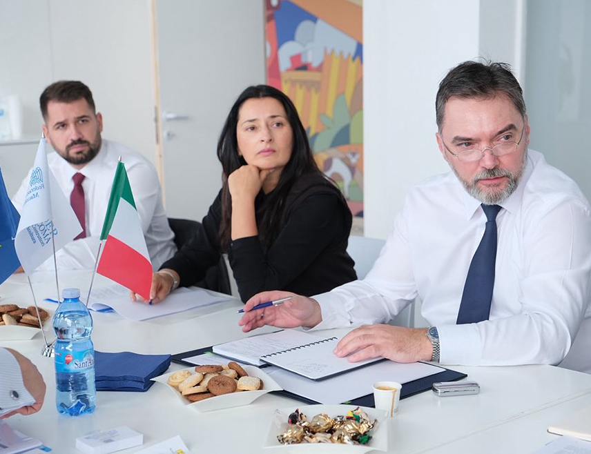 БАРИ, 10. ОКТОБРА /СРНА/ - Министар спољне трговине и економских односа у Савјету министара Сташа Кошарац најавио је могућност успостављања нове сарадње са Италијом у области пољопривреде, по узору на успјешни модел сарадње са Мађарском.