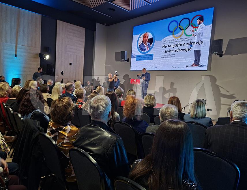 ЈАХОРИНА, 10. ОКТОБРА /СРНА/ - Удружење доктора породичне медицине Републике Српске заједно са Министарством здравља и социјалне заштите и Фондом здравственог осигурања покушава да нађе рјешење за недостатак људских ресурса и мањак заинтересованости за породичну медицину, а једно од њих је да се финансијски стимулишу љекари који завршавају факултет да уђу у систем породичне медицине, изјавио је вечерас предсједник овог удружења Драшко Купрешак.