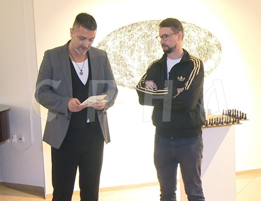 ПРИЈЕДОР, 10. ОКТОБРА / СРНА/ - У Галерији "Сретен Стојановић" у Приједору вечерас је отворена мултимедијална изложба "Доласци – поласци", која представља визуелни приказ доживљаја аутора Младена Бундала, тумачења живота у миграцији и околности које до таквог живота доводе.