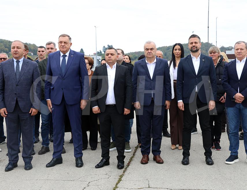 ЛАКТАШИ, 11. ОКТОБРА /СРНА/ - У насељу Трн у Лакташима данас је озваничен почетак обнове магистралног пута Клашнице-Бањалука, чија је вриједност готово 12 милиона КМ, а догађају присуствује предсједник Републике Српске Милорад Додик.