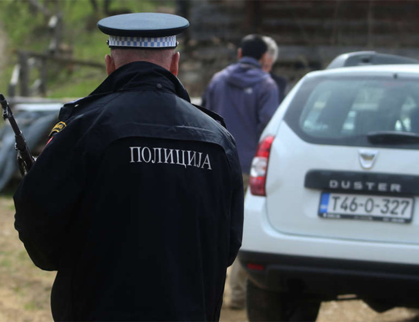 ЗВОРНИК, 11. ОКТОБРА /СРНА/ - На литици изнад насеља Дивич и Зворника пронађено је тијело непознате особе, саопштено је данас из Полицијске управе Зворник.