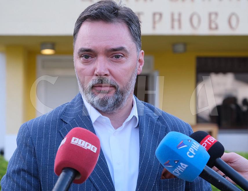 ИСТОЧНО САРАЈЕВО, 11. ОКТОБРА /СРНА/ - Политиком предсједника Републике Српске Милорада Додика заједно са народом Српске одбранићемо Српску!, поручио је замјеник предсједавајуће Савјета министара Сташа Кошарац.