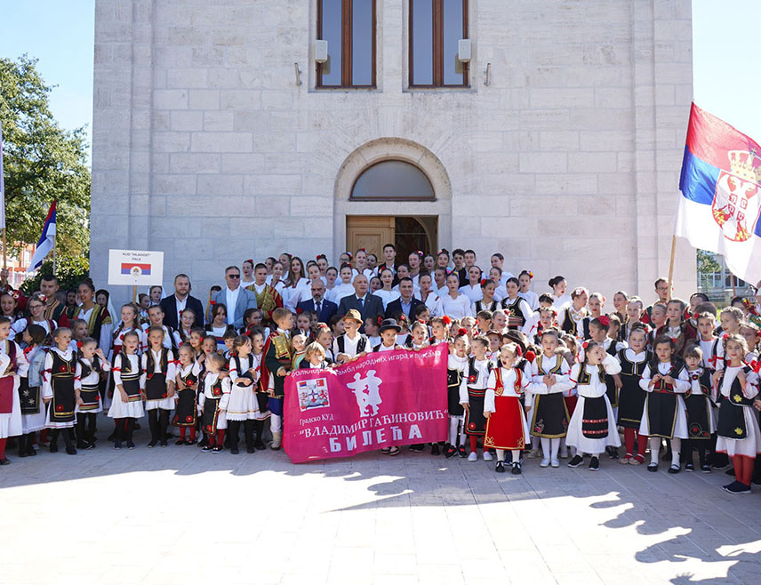 БЕОГРАД, 11. ОКТОБРА /СРНА/ - Међународни дјечији фестивал "Дјеца у очувању народне традиције", који је данас свечано отворен у Билећи, није само фестивал дечијег стваралаштва, већ празник заједништва, љубави и духовне снаге српског народа, изјавио је министар без портфеља у Влади Србије задужен за дијаспору Ђорђе Милићевић.