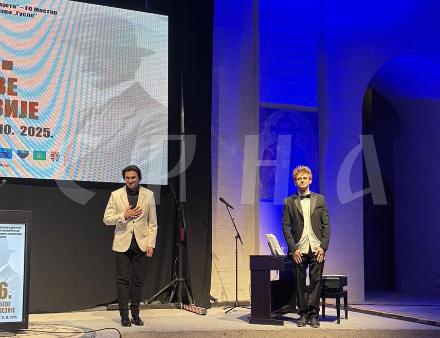 МОСTАР, 11. ОКTОБРА /СРНА/ - Полагањем вијенаца на споменик пјеснику Алекси Шантићу и свечаном академијом у Саборној цркви Свете Tројице у Мостару почела је међународна манифестација "Шантићеве вечери поезије".