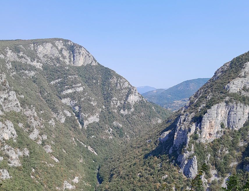 ИСТОЧНО САРАЈЕВО, 12. ОКТОБРА /СРНА/ - У Републици Српској и Федерацији БиХ /ФБиХ/ сутра се очекује промјенљиво до претежно облачно вријеме, уз сунчане интервале и углавном суво, док ће на југу бити сунчаније.