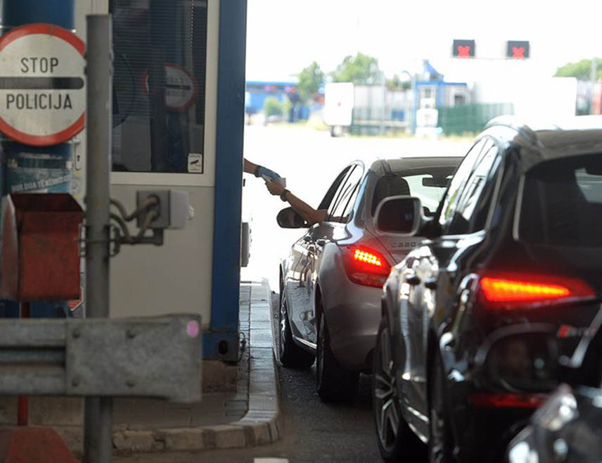 БАЊАЛУКА, 12. ОКТОБРА /СРНА/ - На граничним прелазима Изачић, Велика Кладуша, Нови Град, Костајница, Козарска Дубица, Доња Градина, Градишка и Свилај појачана је фреквенција возила и дужа су чекања на излазу из БиХ.