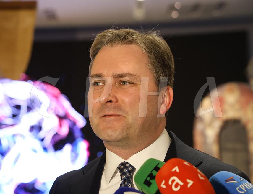 БАЊАЛУКА, 12. ОКТОБРА /СРНА/ - Министар културе Србије Никола Селаковић изјавио је вечерас у Бањалуци да је српски народ поносан на своју културу, којој нема препрека ни граница.