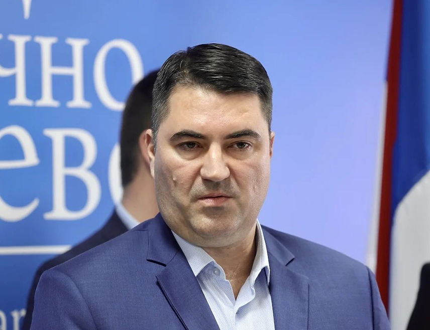 САРАЈЕВО, 13. ОКТОБРА /СРНА/ - Амбасадор БиХ при УН Златко Лагумџија јутрошњим одласком у ОХР показао је да никада није мислио својом главом и никада ништа није добро урадио за БиХ, изјавио је Срни посланик СНСД-а у Представничком дому Парламентарне скупштине БиХ Мирослав Вујичић.