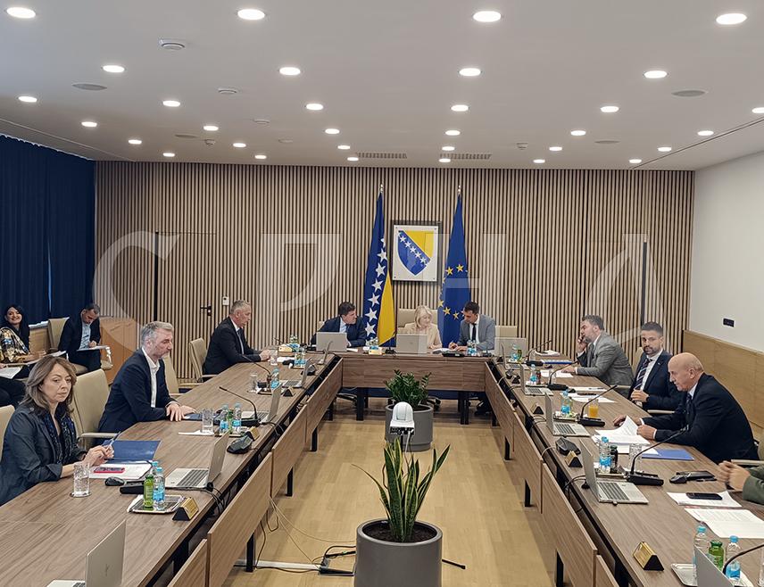 САРАЈЕВО, 15. ОКТОБРА /СРНА/ - Савјет министара требало би данас на сједници да размотри информацију о новом систему уласка/изласка /ЕЕС/ у земље шенгенског простора.