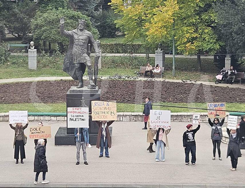 САРАЈЕВО, 14. ОКТОБРА /СРНА/ - Група грађана окупила се данас испред зграде Предсједништва БиХ и исказала незадовољство због доласка предсједника Европске комисије Урсуле фон дер Лајен.