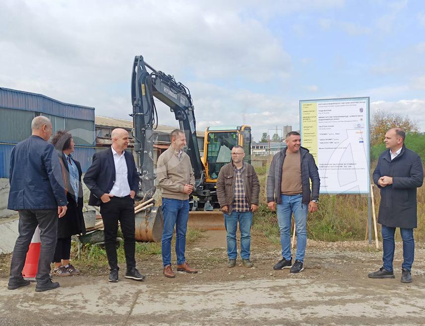 ЗВОРНИК, 14. ОКТОБРА /СРНА/ - У Зворнику је данас почела изградња водоводног система "Запад", који ће омогућити прикључак на градски водовод за око 1.700 домаћинстава, односно девет мјесних заједница, а вриједност овог система је 12,9 милиона КМ са порезом на додату вриједност.