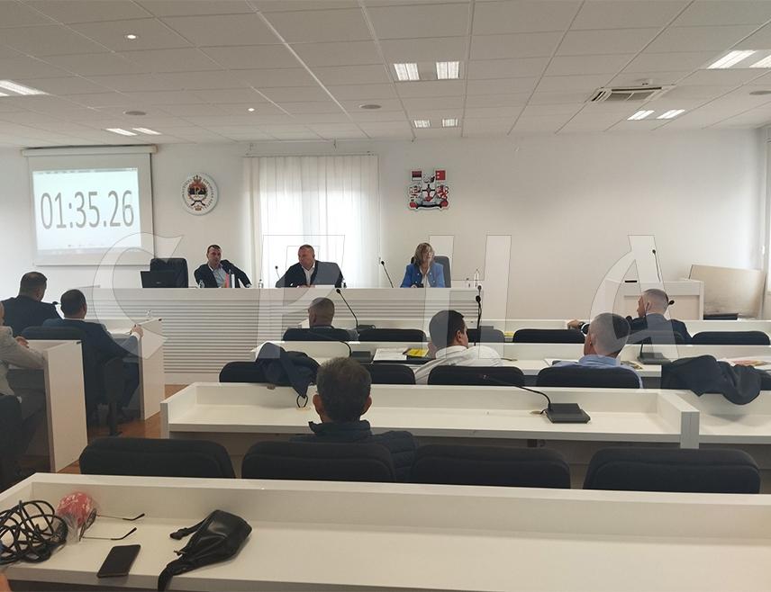БИЛЕЋА, 16. ОКTОБРА /СРНА/ - Скупштина општине Билећа сагласна је да сједиште Хидроелектране /ХЕ/ "Дабар" буде у Билећи и данас је једногласно усвојила закључак о томе, који ће бити упућен надлежним органима.