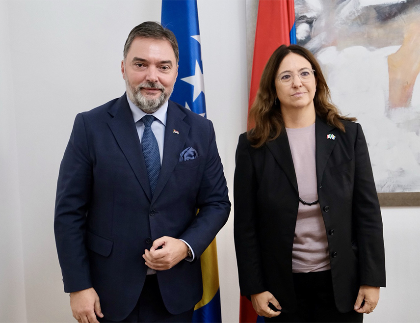 САРАЈЕВО, 16. ОКТОБРА /СРНА/ - Замјеник предсједавајућег Савјета министара Сташа Кошарац данас је у разговору са амбасадором Италије у БиХ Саром Ети Кастелани нагласио да је Милорад Додик предсједник Републике Српске јер је то изборна воља Срба, те да ту поруку пренесе колегама амбасадорима.