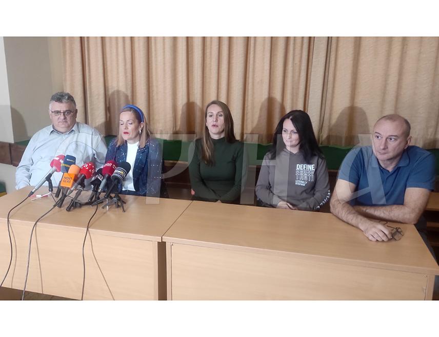 БИЈЕЉИНА, 17. ОКТОБРА /СРНА/ - Радници вртића "Чика Јова Змај" из Бијељине јутрос су одржали једночасовни штрајк упозорења због константног кашњења исплате плата и накнада из Градске управе, захтијевајући да плата коначно постане редовна, а у супротном ће наставити са синдикалним активностима.