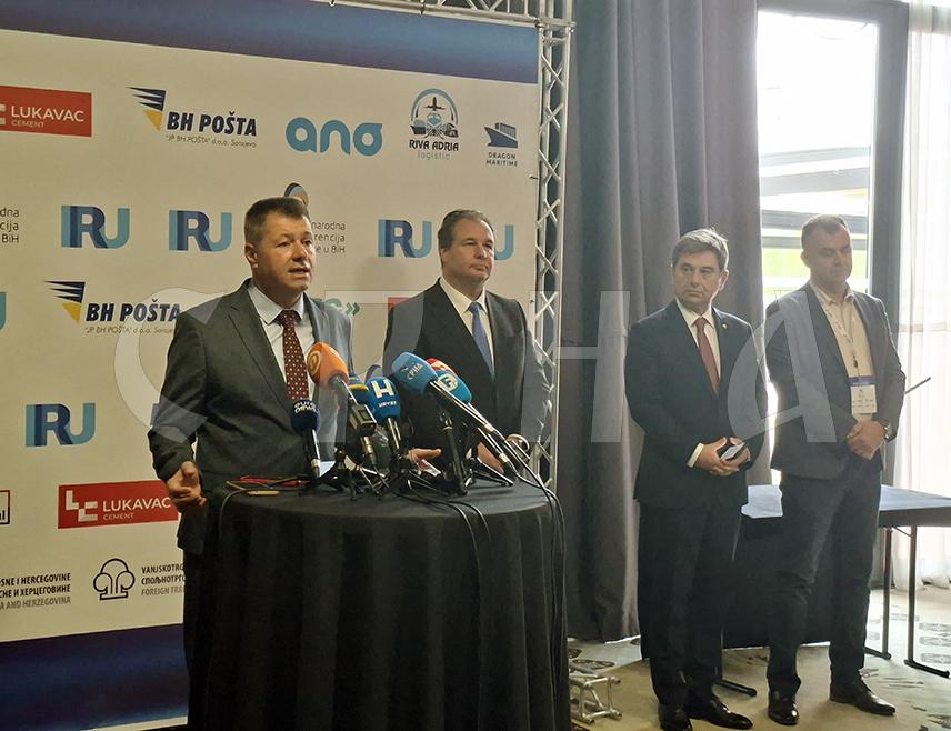 САРАЈЕВО, 17. ОКТОБРА /СРНА/ - Логистика у БиХ мора бити у тренду са неким новим изазовима и динамиком снабдијевања робом, а надлежни се морају позабавити питањем колико складишта треба да буду оптимална, дигитална, границе проходне, транспорт брз, динамичан и тачан, изјавио је предсједник Спољнотрговинске коморе БиХ Ахмет Егрлић.