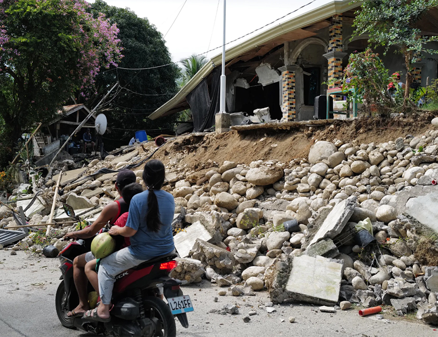 МАНИЛА, 17. ОКТОБРА /СРНА - РИА Новости/ - Број погинулих у снажном земљотресу на Филипинима порастао је на 79, саопштено је из Државног савјета за смањење и управљање ризиком од природних катастрофа.