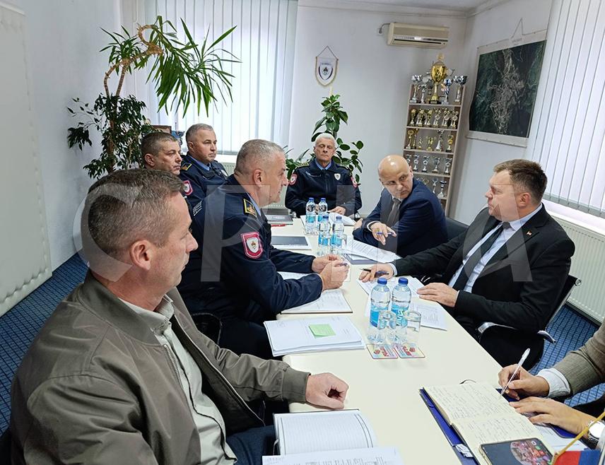 МРКОЊИЋ ГРАД, 17. ОКТОБРА /СРНА/ - Министар унутрашњих послова Републике Српске Жељко Будимир изјавио је да је стање на подручју Полицијске управе /ПУ/ Мркоњић Град задовољавајуће, те најавио да ће бити улагано у опрему која не подразумијева само возила, већ и крим-технику како би услови рада били што бољи.