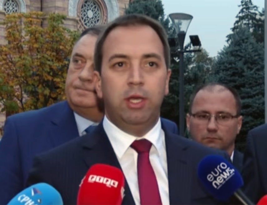 БАЊАЛУКА, 17. ОКТОБРА /СРНА/ - Предсједник Социјалистичке партије Српске /СПС/ Горан Селак изјавио је да се БиХ налази у уставној кризи коју није проузроковала Република Српска већ странци који су наметали своје одлуке и кршили уставе и одређене законе и покушали да оспоре постојање Српске.